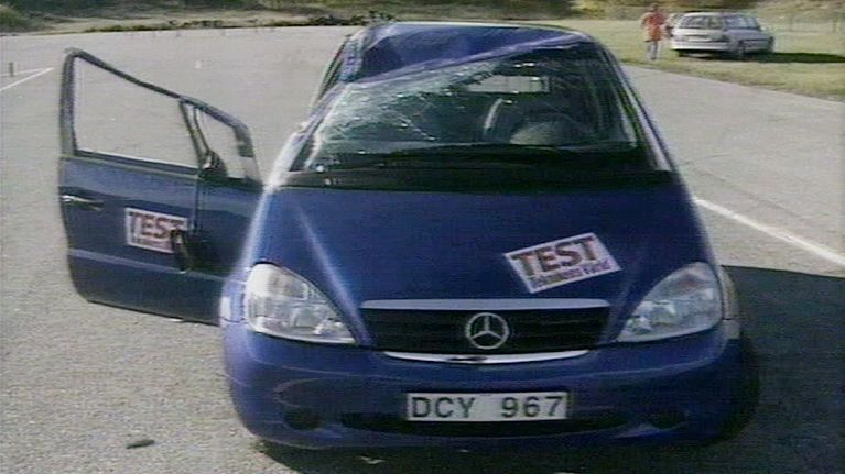 Katolleen kellahtanut A-sarjan auto.
