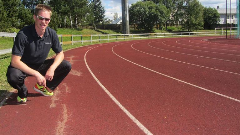 Eemeli Kaartinen Sauvosaaren yleisurheilukentällä