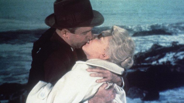 Vertigo-elokuvan kohtaus, jossa Stewart ja Novak suutelevat rannalla.