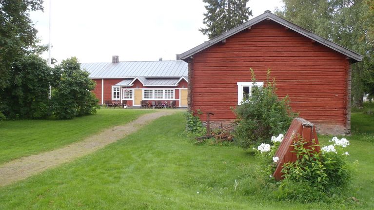 Honkavaaran Perinnepihan pihapiiriä punamullattuine rakennuksineen.