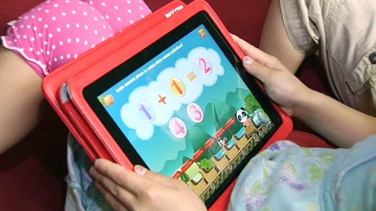 Lapsi harjoittelee matematiikkaa tabletilla.