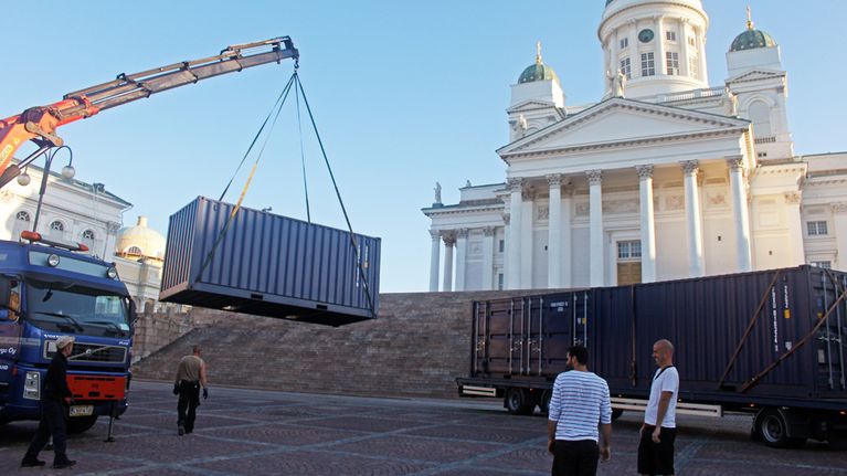 Kontteja nostellaan nosturilla Senaatintorilla.