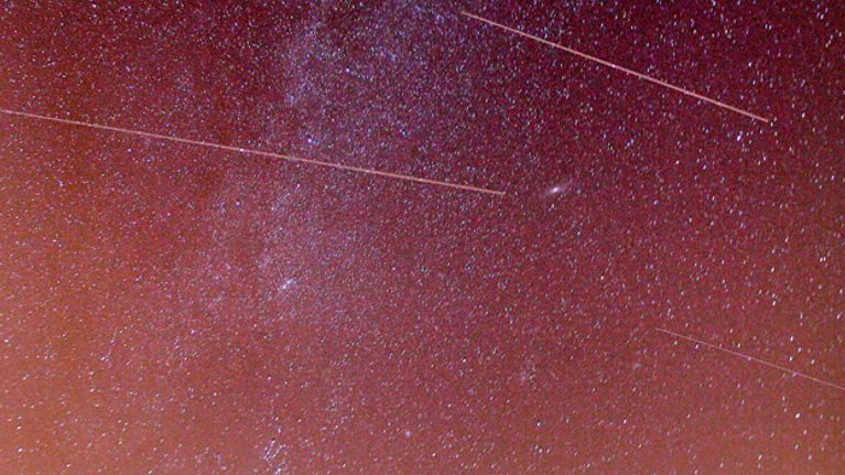 Astronomit Mark ja Denise Gibbons seuraavat tähdenlentoja Englannissa.