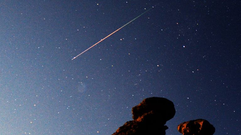 Perseidien tähdenlentoparveen kuuluvia meteoreja Makedonian taivaalla elokuussa 2011.