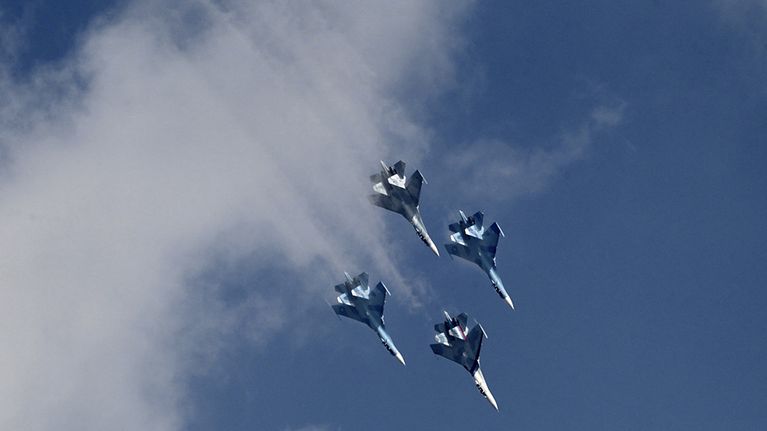 SU-27 -taistelulentokoneita muodostelmassa ilmailumessuilla Moskovassa 6. elokuuta 2012