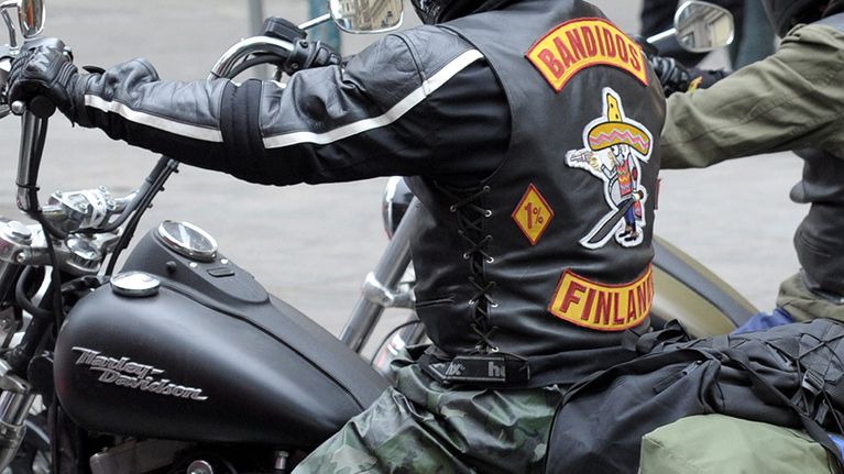 Bandidos-moottoripyöräkerhon liiveihin pukeutunut motoristi.