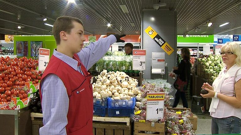 Kesätöissä vantaalaisessa supermarketissa oleva lukiolainen Rasmus Päärni auttaa asiakkaita.