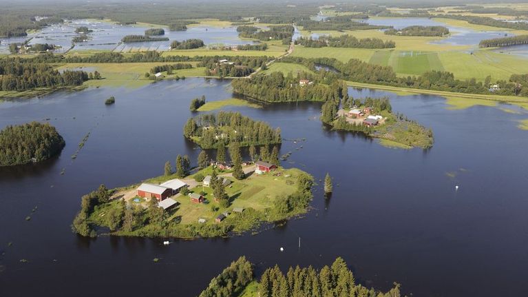 Taloja tulvan saartamana Siikalatvan Rantsilassa, Mankilan kylässä.