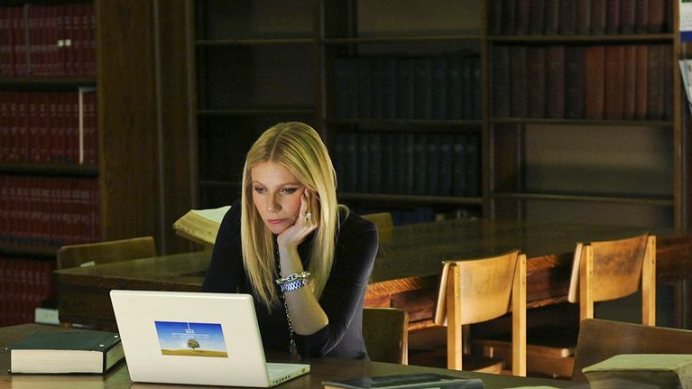 Gwyneth Paltrow istuu tietokoneen ääressä.