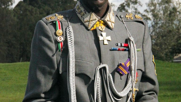 Telley Savalas Otieno esittää Gustaf Mannerheimia. 
