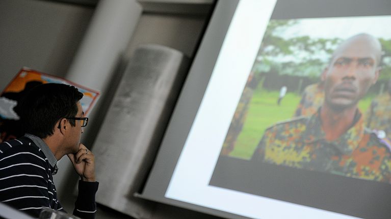 Suomen marsalkka -elokuvan tuottaja Erkko Lyytinen katselee elokuvan esittelyvideota lehdistötilaisuudessa.