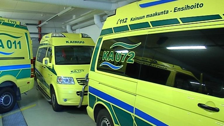Ambulansseja tallissa