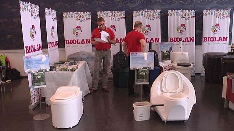 Biolan näyttelyosasto, jossa kuivakäymälöitä.