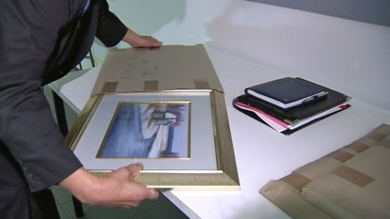 KRP:n vaalirahatutkinnan aikana takavarikoima taulu otetaan suojuksesta.