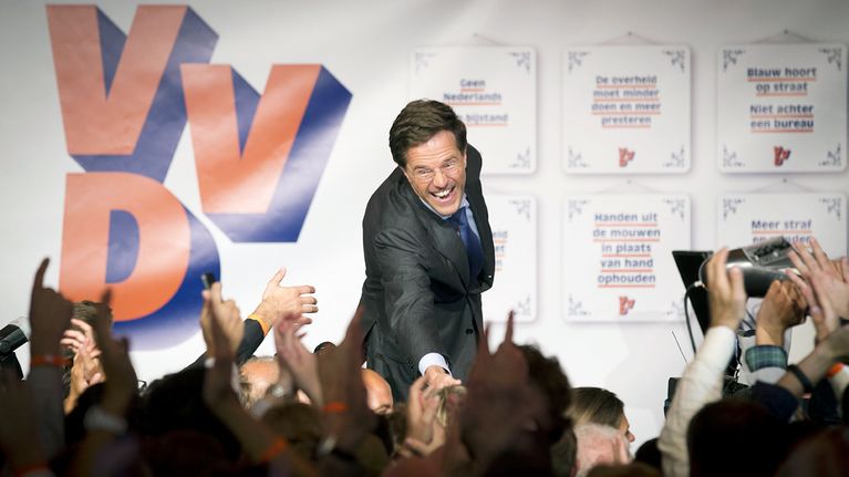  Mark Rutte tervehtii kannattajiaan vaalivalvojaisissa Scheveningenissä. 