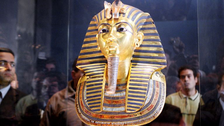 Tutankhamonin kuolinnaamio lasikaapissa. 