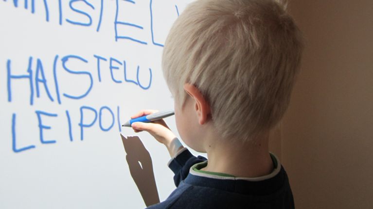 Itäharjun päivähoitoyksikön esikoulussa kirjoitetaan kosketustaululle
