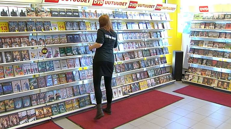 Työntekijä videovuokraamossa.