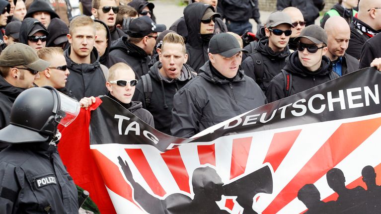 Saksalaiset äärioikeiston kannattajat marssivat Hampurissa 