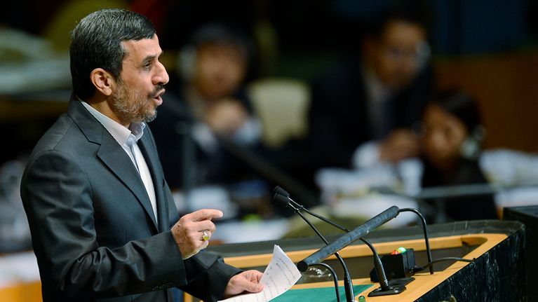 Mahmud Ahmadinejad puhujanpöntössä.
