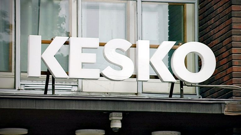 Keskon logokyltti pääkonttorin sisäänkäynnin yläpuolella. Pääkonttori sijaitsee Helsingin Katajanokalla.