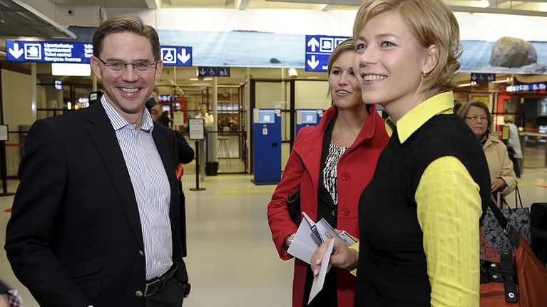 Kuntaministeri Henna Virkkunen ja pääministeri Jyrki Katainen lähdössä puolueen Kokoomuksen Tulevaisuusristeilylle.