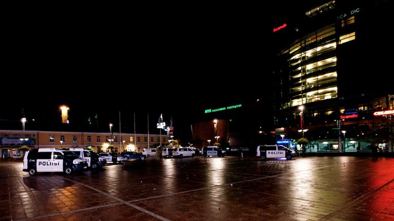 Ampuminen The Tiger yökerhossa Helsingissä. Paikalla oli runsaasti poliisiautoja.