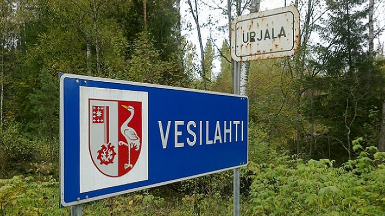 Vesilahden ja Urjalan kyltit tien varressa
