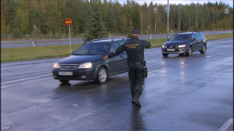 Rajavartija ohjaa liikennettä Vaalimaan raja-asemalla.