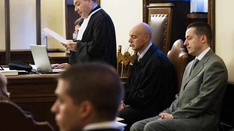 Paolo Gabriele oikeussalissa tuomareiden ympäröimänä.
