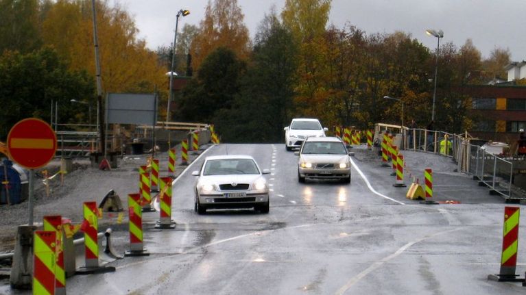 Autoja Paasikiventien sillalla