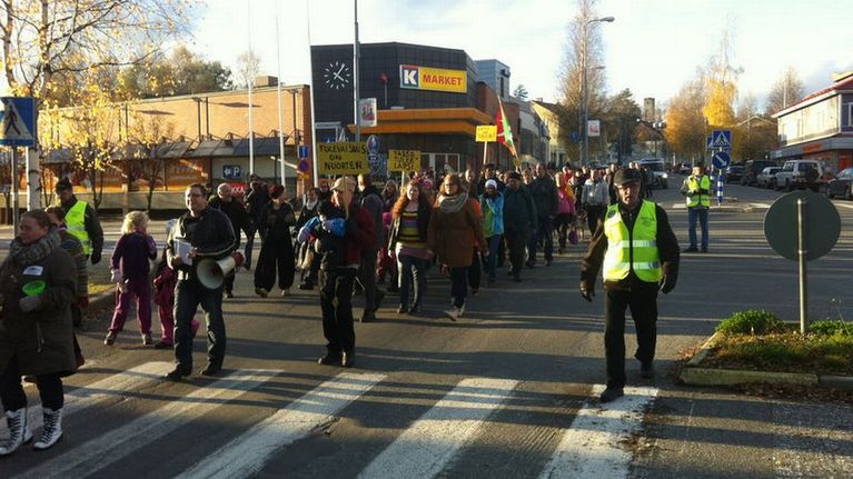 Outokumpulaiset marssivat kaupungin suunnittelemia säästöjä vastaan.