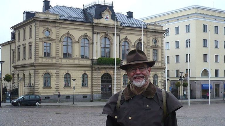 Eläkkeellä oleva Hämeenlinnan yleiskaavapäällikkö Jaakko Välimaa Hämeenlinnan torilla lokakuussa 2012