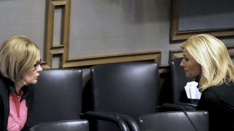 Sosiaali- ja terveysministeri Paula Risikko ja peruspalveluministeri Maria Guzenina-Richardson keskustelevat eduskunnan kyselytunnilla Helsingissä. 