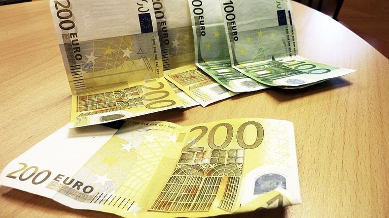 Euroseteleitä pöydällä.