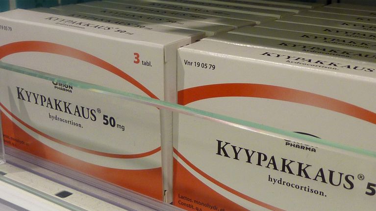 Kyypakkauksia apteekin hyllyssä. 