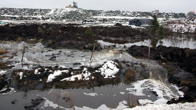 Talvivaaran kaivoksen vuotava sakka-allas.