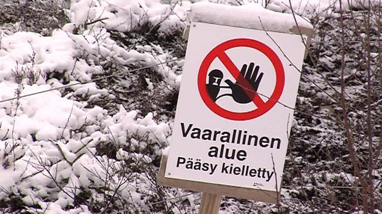 Varoituskyltti Vaarallinen alue Talvivaarassa.