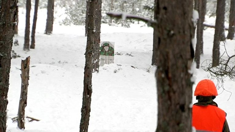 Armeijan ampumaharjoitus ihmismaalitaululla Dragsvikissa.