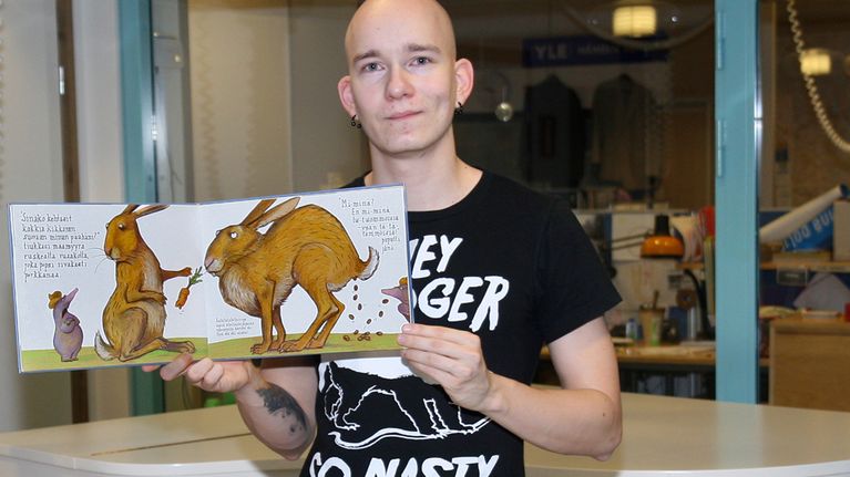 Satuja lapsille ja aikuisille lukeva Jarno Kokkonen