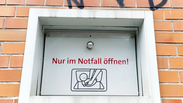 Vauvalaatikko Berliinin Neuköllnissä sairaalan seinustalla 17. huhtikuuta 2012. Päällä teksti: "Avataan vain hätätapauksessa!"