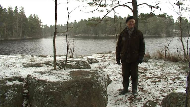 Teijolainen arkkitehti Hannu Paunila hymyilee Sahajärven rannalla.