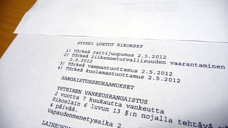 Kuvassa näkyy käräjäoikeuden tuomiolauselmaa.  
