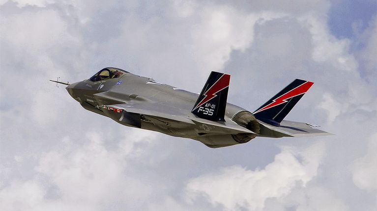 F-35 -hävittäjä ilmassa.
