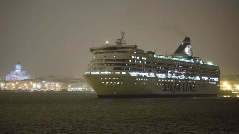 Silja Serenade -matkustajalaiva saapuu Helsingin satamaan.