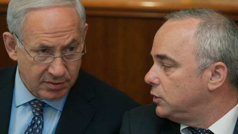 Israelin pääministeri Benjamin Netanjahu (vas.) ja valtiovarainministeri Juval Steinitz. Kuva on heinäkuulta 2012.