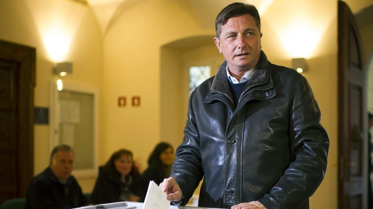 Presidenttiehdokas Borut Pahor äänestämässä 2. joulukuuta.
