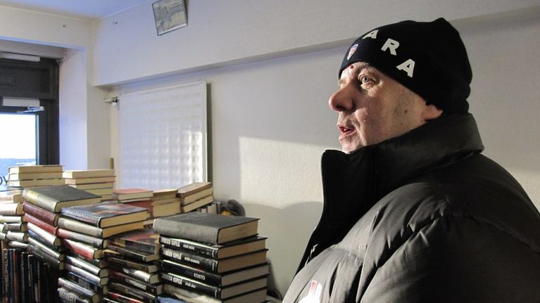 Hannu Peltonen antikvariaatissaan
