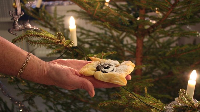 Joulutorttu kädellä