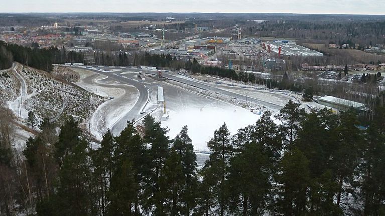 Ahveniston moottorirata kuvattu hyppyrimäestä korkealta